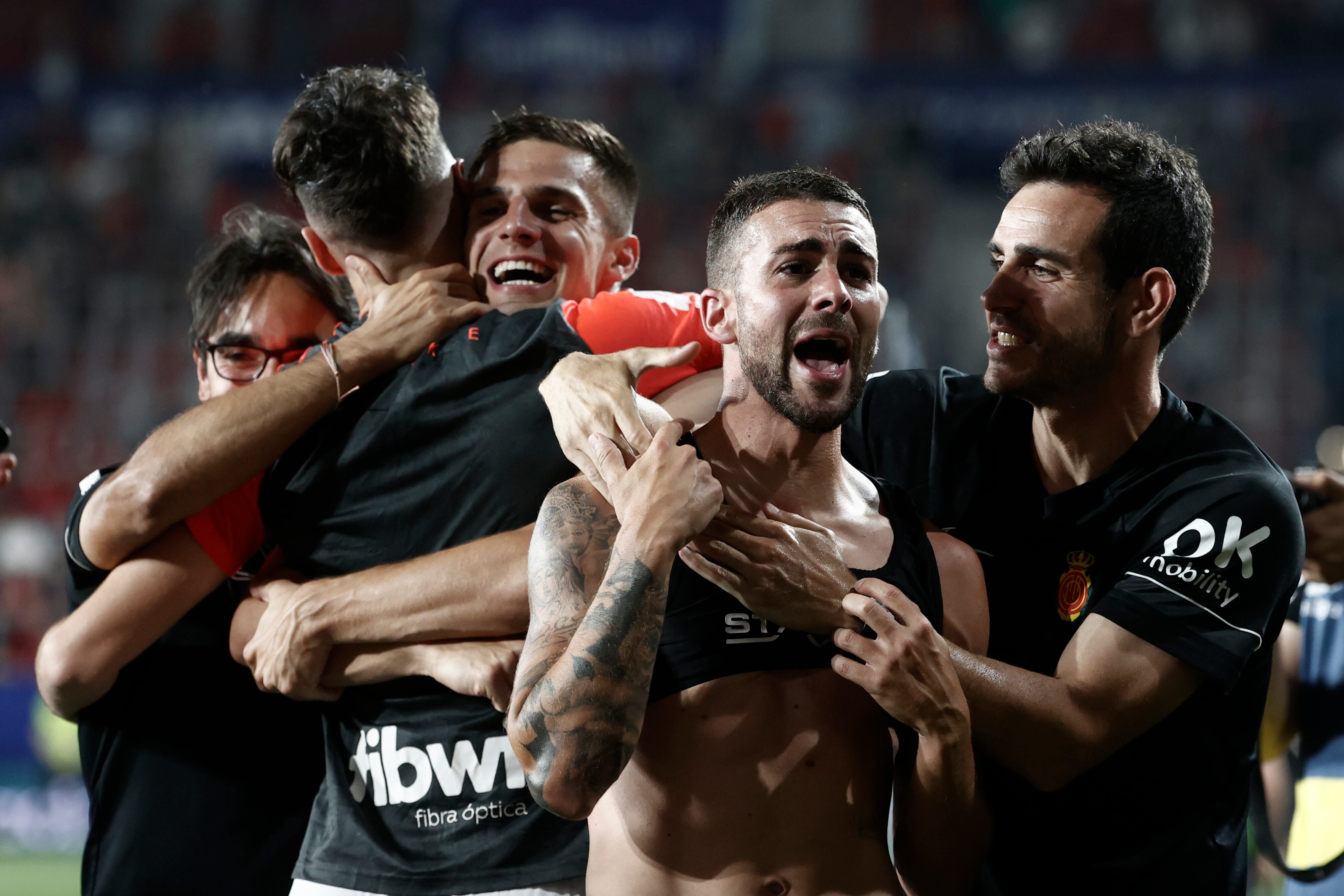 PAMPLONA, 22/05/2022.- Los jugadores del Mallorca celebran con la afición la victoria del equipo ante Osasuna, tras el partido de la jornada 38 de Liga en Primera División que Atlético Osasuna y RCD Mallorca disputaron hoy domingo en el estadio de El Sadar, en Pamplona. EFE/Jesús Diges