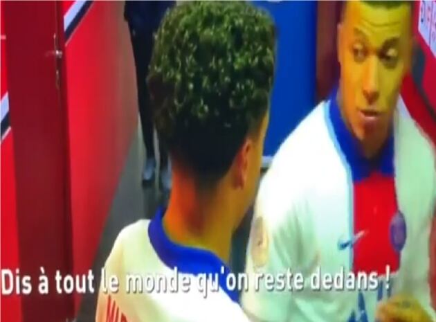 Mbappé y Marquinhos charlan en el túnel de vestuarios