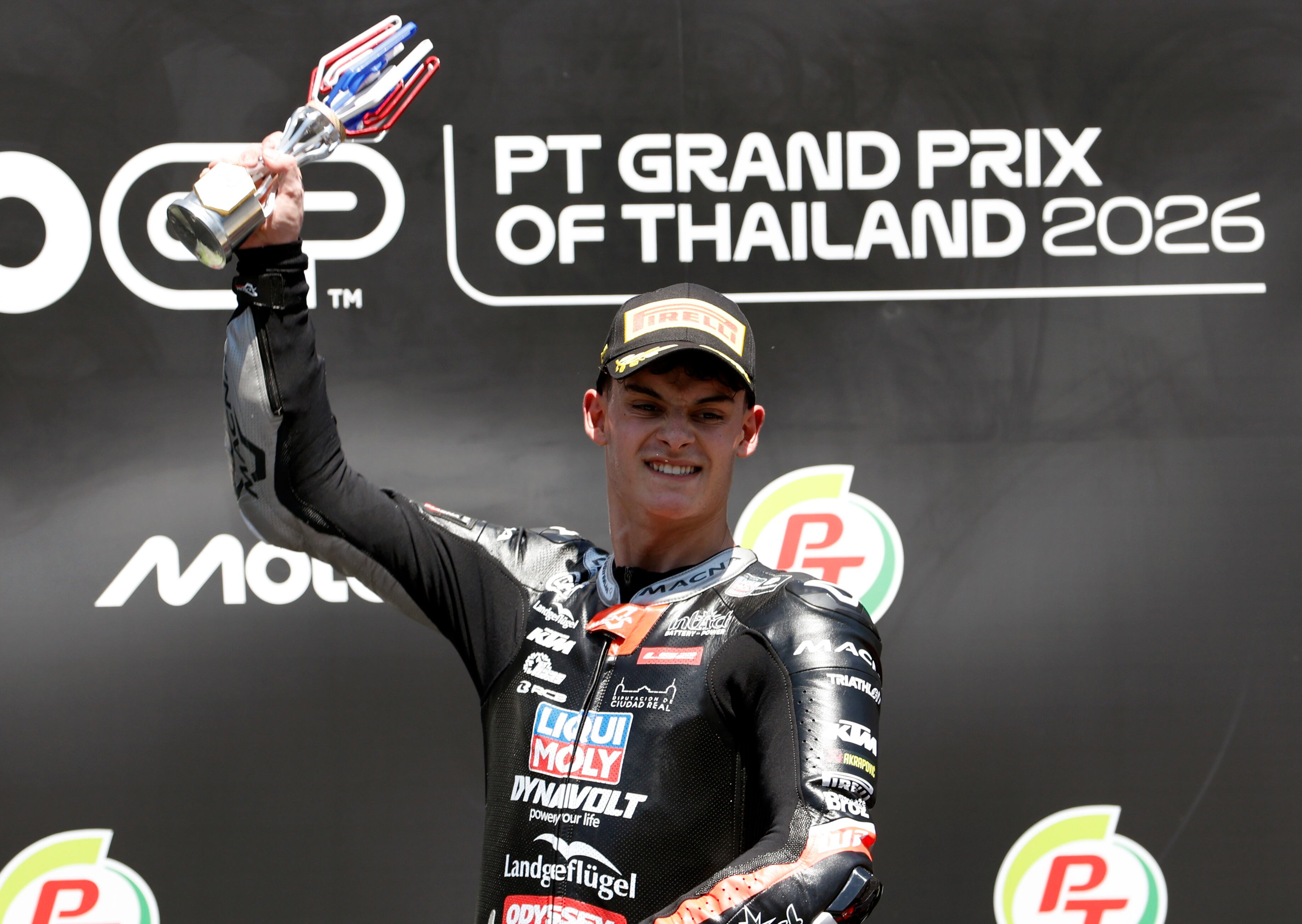 Buriram (Thailand), 01/03/2026.- Spanish Moto3 rider David Almansa of Liqui Moly Dynavolt Intact GP celebrates on a podium after winning the Moto3 race of the Motorcycling Grand Prix of Thailand at Chang International Circuit, Buriram province, Thailand, 01 March 2026. (Motociclismo, Tailandia) EFE/EPA/RUNGROJ YONGRIT