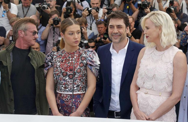 Director Sean Penn, cast members Adele Exarchopoulos, Javier Bardem and Charlize presentando The Last Faces en el Festival de Cine de Cannes