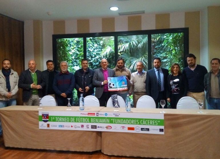 Miembros de los ocho clubes participantes, patrocinadores y el concejal de deportes del Ayuntamiento de Cáceres presentan el I Torneo de Fútbol Benjamín en favor de Valeria