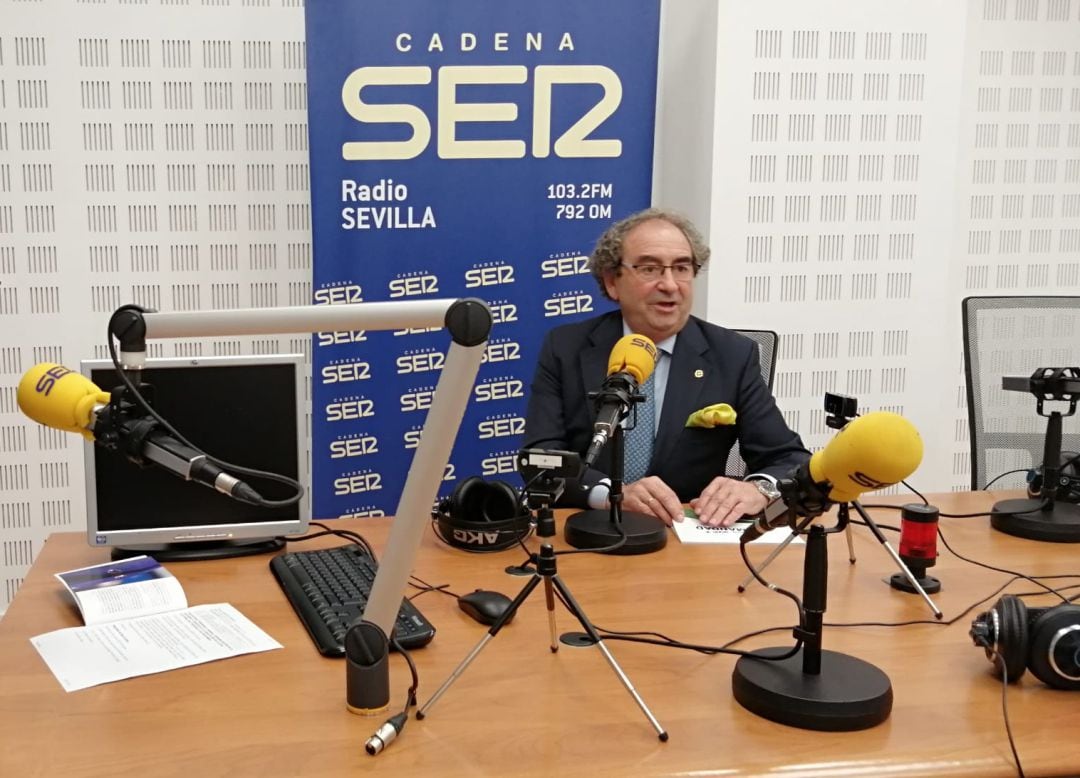 José Antonio Fernández Cabrero, hermano mayor de La macarena y candidato a la reelección, en el estudio de Cruz de Guía