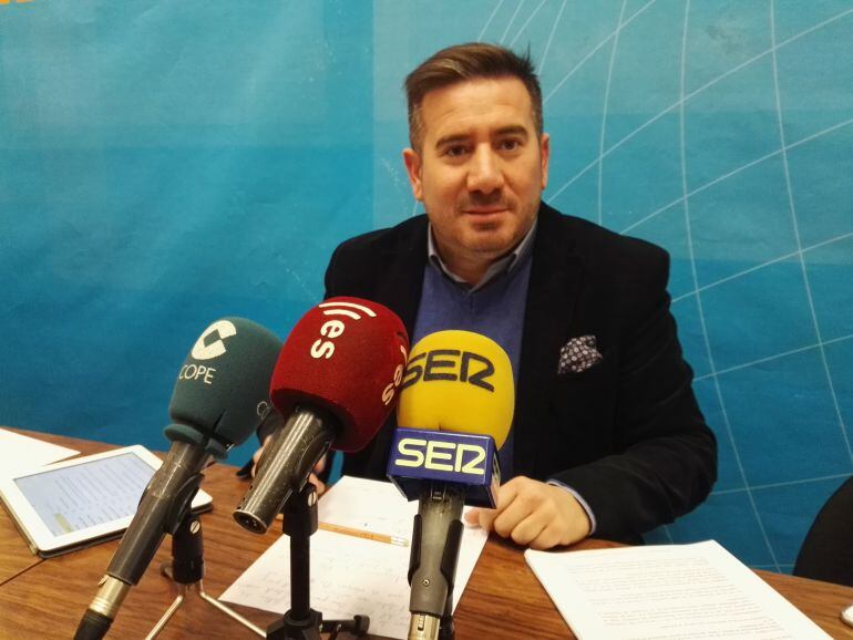 El concejal del PP, Luis Ángel Mateo, esta mañana en rueda de prensa