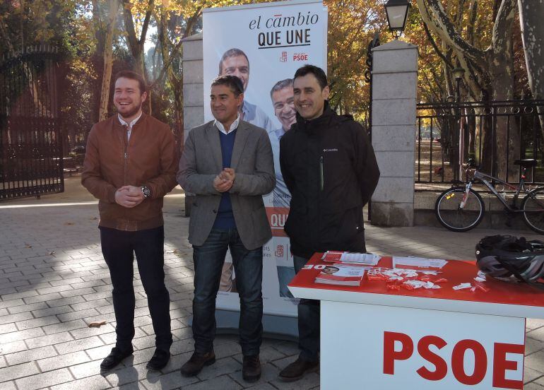 Manuel González Ramos (centro), acompañado de dirigentes del PSOE de Albacete