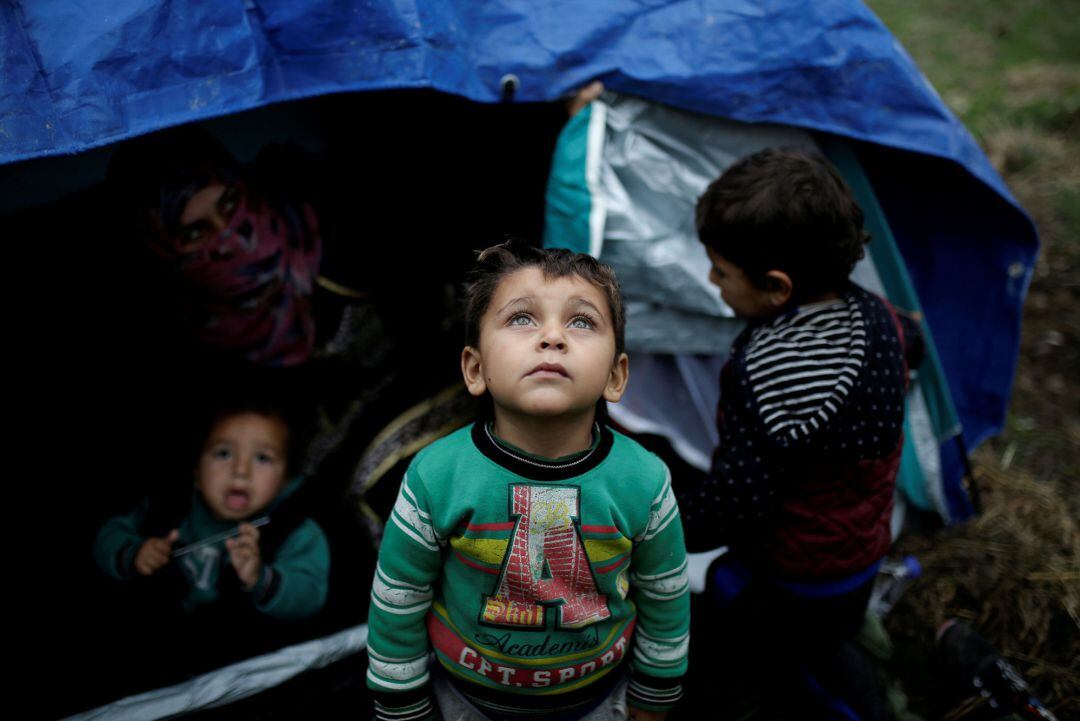 Un niño sirio frente a la tienda de campaña de su familia en el campo de Lesbos.