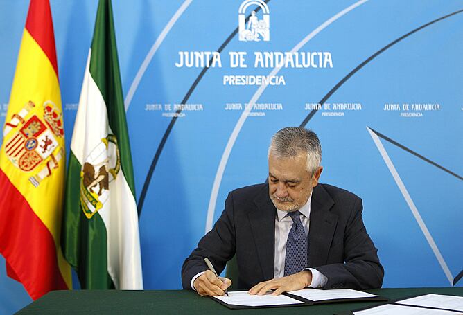 José Antonio Griñán firma el decreto de convocatoria de elecciones en Andalucía