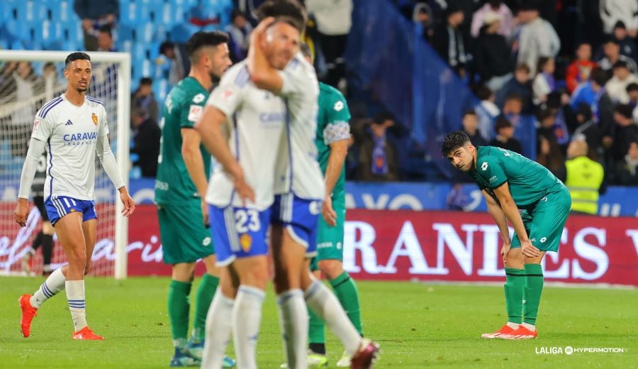 Enrique Clemente, tras una jugada del Real Zaragoza-Racing en La Romareda (foto: LaLiga Hypermotion)