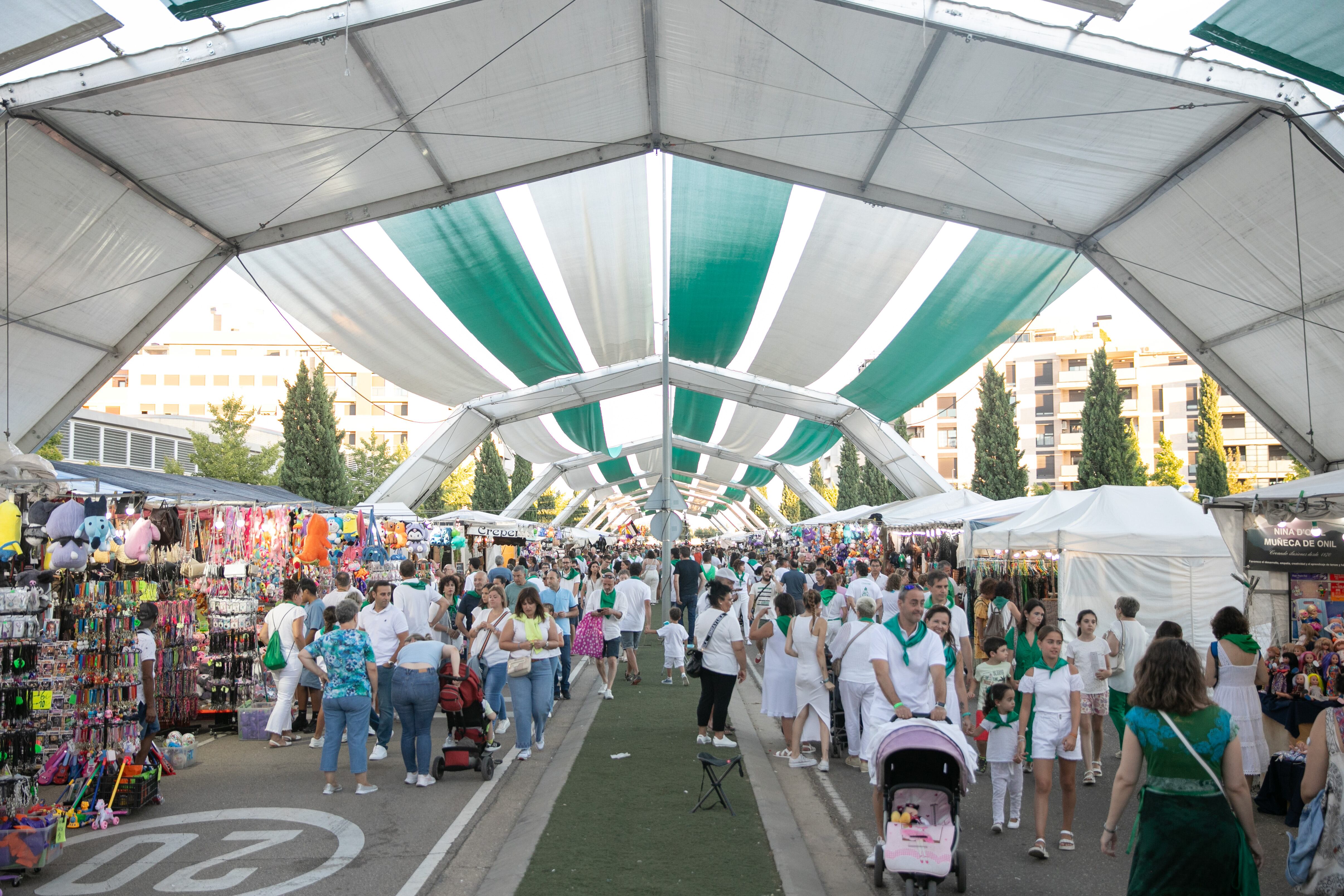Mercado y venta ambulante en la Avenida Monegros de Huesca
