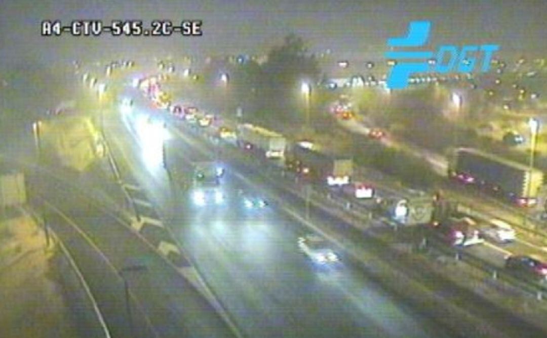 Imagen del tráfico a primera hora de este viernes en las inmediaciones del Puente del Centenario