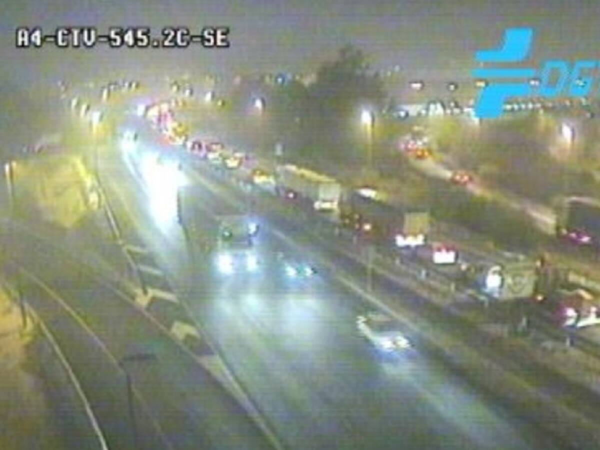 La avería de un camión provoca retenciones en el Puente del Centenario