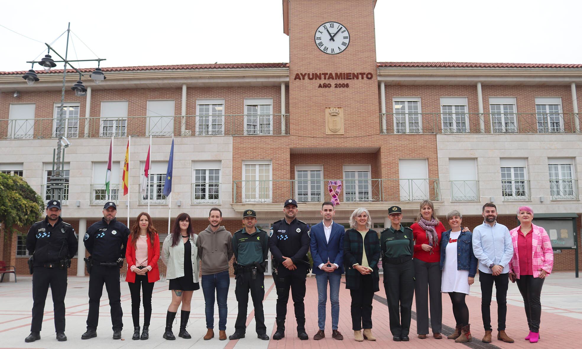 Foto tras la firma del acuerdo de cesión de las dependencias a la Guardia Civil