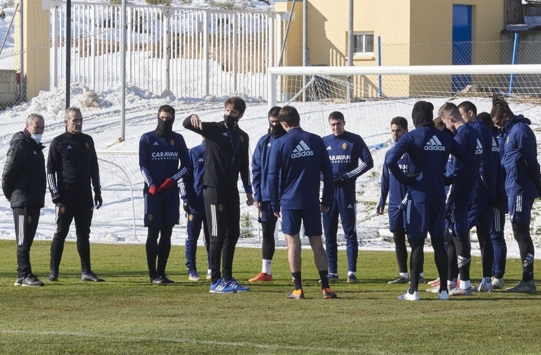 La plantilla del Real Zaragoza durante el entrenamiento en la Ciudad Deportiva