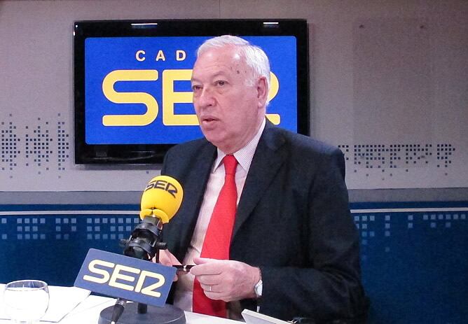 El ministro de Asuntos Exteriores, José Manuel García-Margallo, en los estudios de la Cadena SER