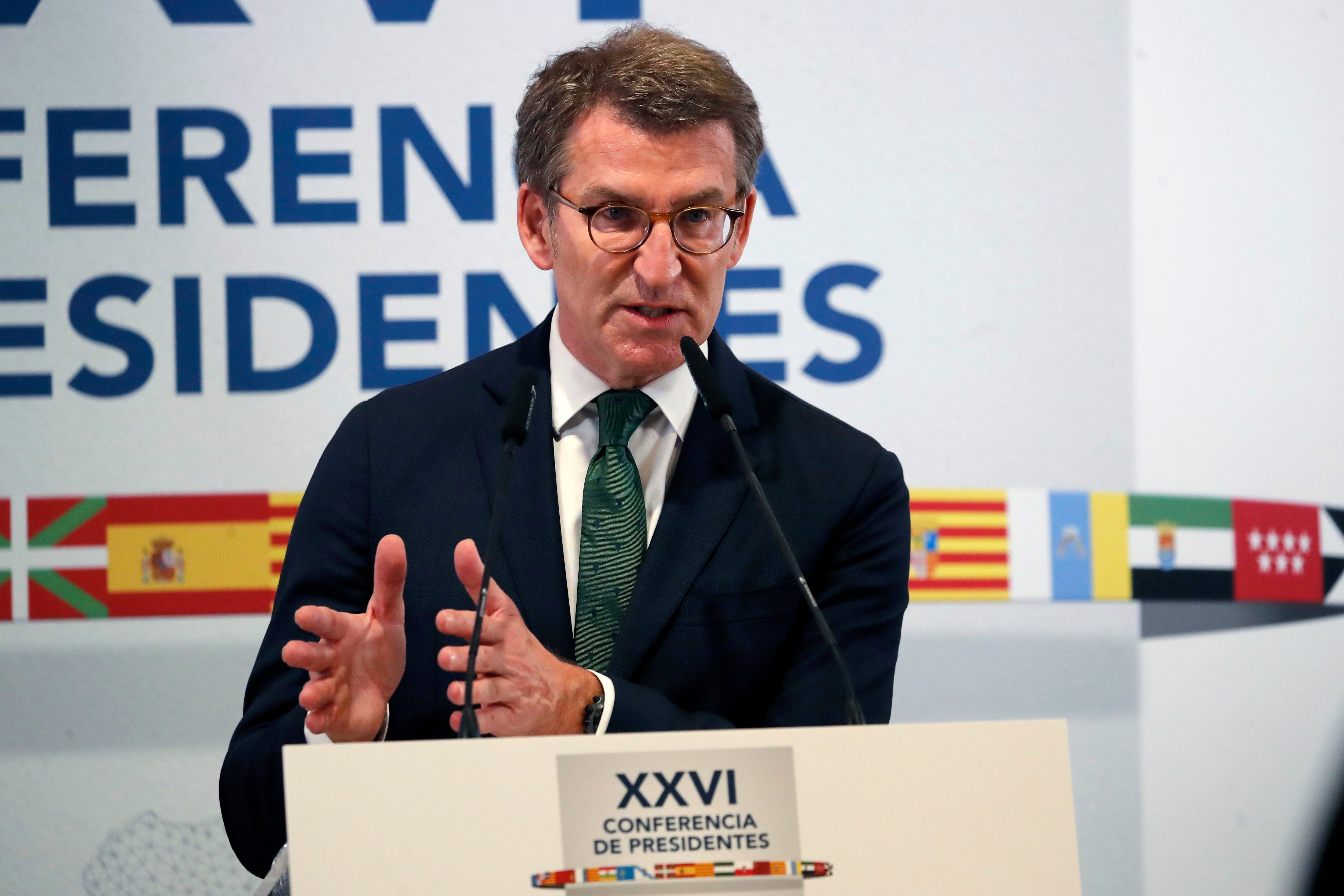 El presidente de Galicia, Núñez Feijoo, atiende a los medios de comunicación tras la reunión de la XXVI Conferencia de Presidentes. EFE/Juan Carlos Hidalgo