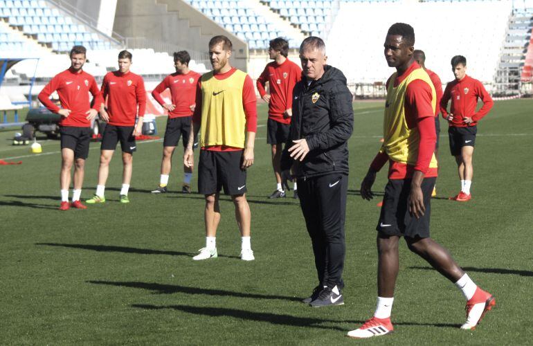 Lucas hablando con los jugadores.