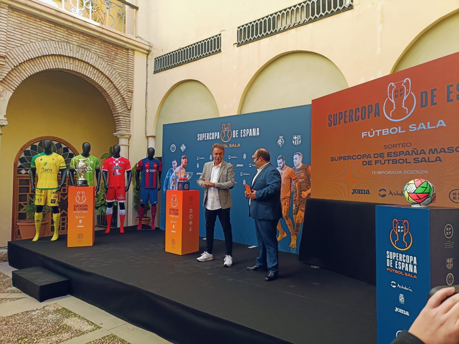 Momento del sorteo de la Supercopa de España en Jaén con el humorista Santi Rodríguez y el periodista José Luis López.