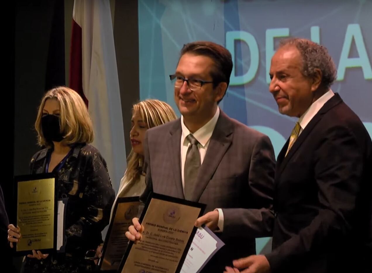 José Luis Cuesta Gómez recoge el premio de Buenas Prácticas a la Cátedra Miradas por el Autismo