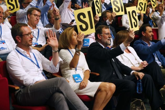 Mariano Rajoy durante la votación para aprobar a los 23 miembros de la mesa propuestos.