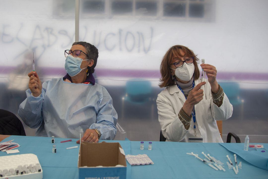 Dos enfermeras voluntarias preparando vacunas en el Hospital Universitario Central de Asturias.