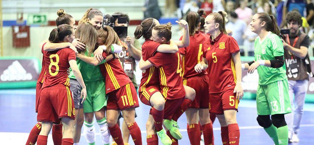 Las jugadoras dirigidas por Claudia Pons celebran el triunfo (6-0) ante Italia y su clasificación para la final a cuatro de la Eurocopa'19.