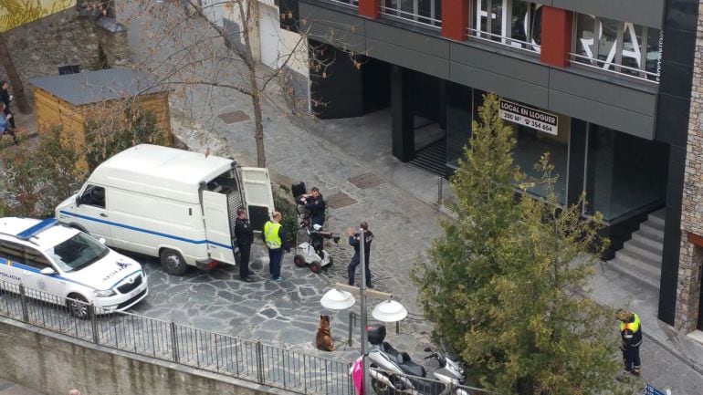 Els TEDAX en una imatge captada per ATV intervenint a l'entrada de l'Antic Carrer Major per una bossa sospitosa trobada per un veí a l'edifici del davant.