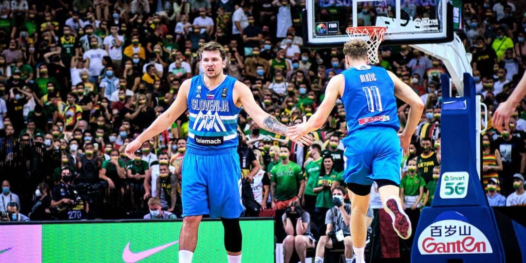 Doncic saluda a un compañero durante el partido ante Lituania en Kaunas