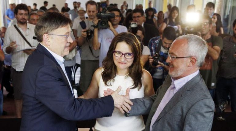 Foto de archivo de junio del año pasado en la firma del Pacto del Botánico, Ximo Puig y Antonio Montiel se saludan junto a Mónica Oltra 