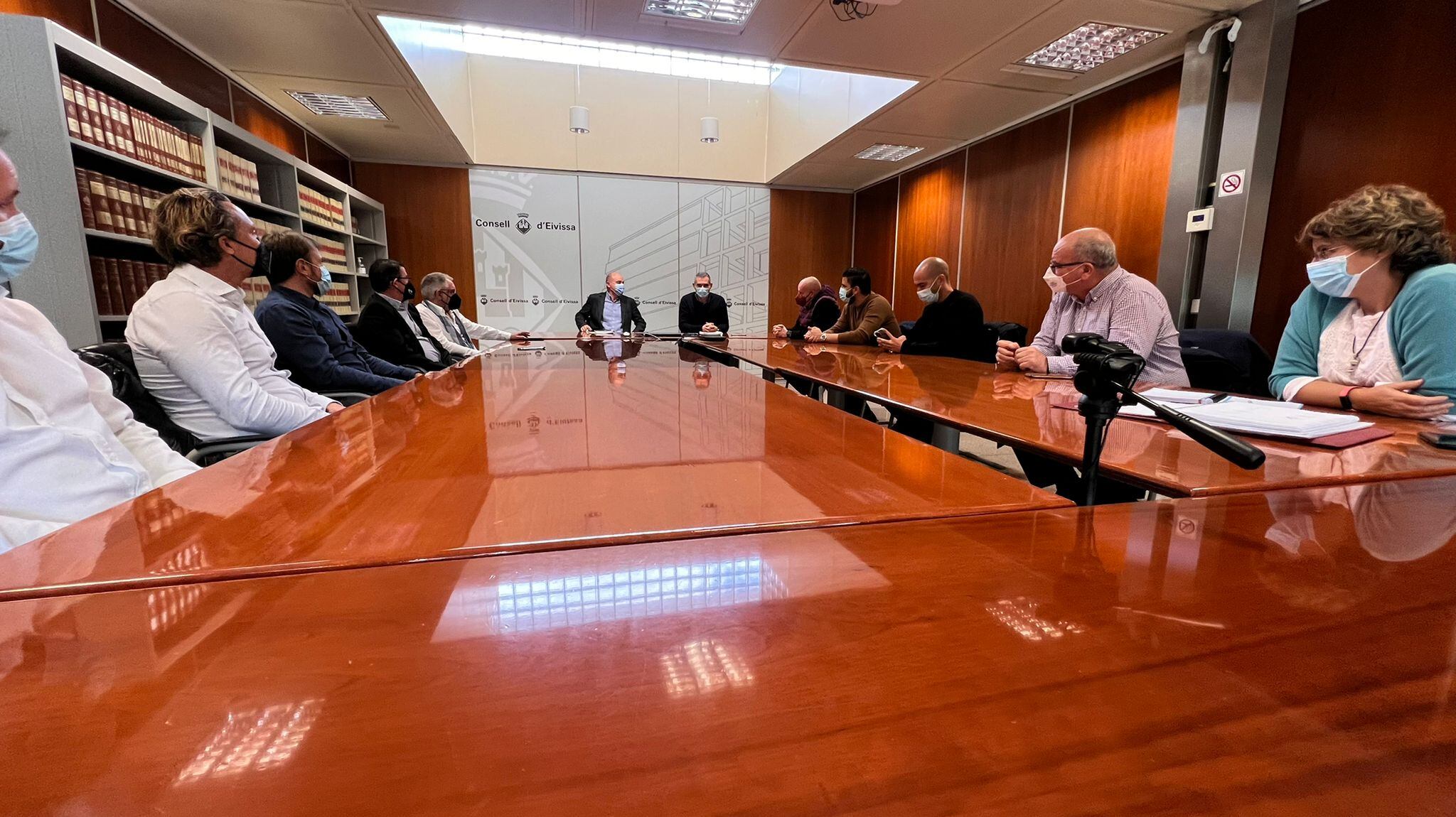 Imagen de la reunión del gobierno insular con la patronal del ocio