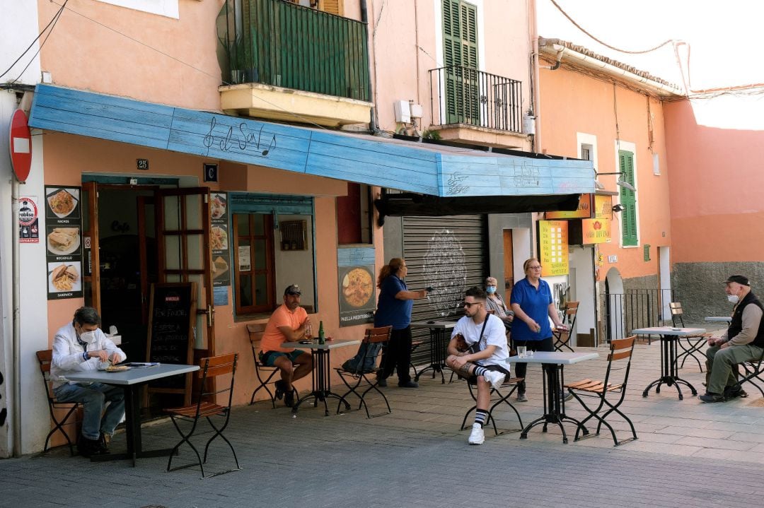 Clientes en la terraza de un bar de Palma.