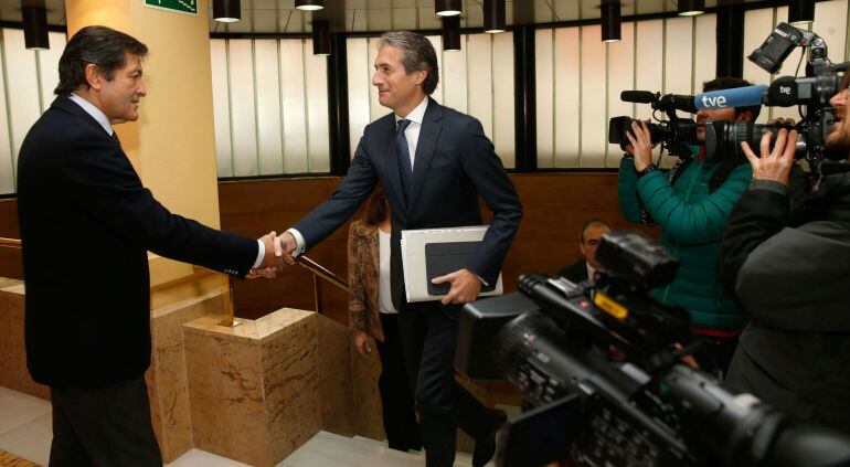 El ministro de Fomento Iñigo de la Serna, saluda al presidente del Principado Javier Fernández al inicio de la reunión mantenida este miércoles en Oviedo