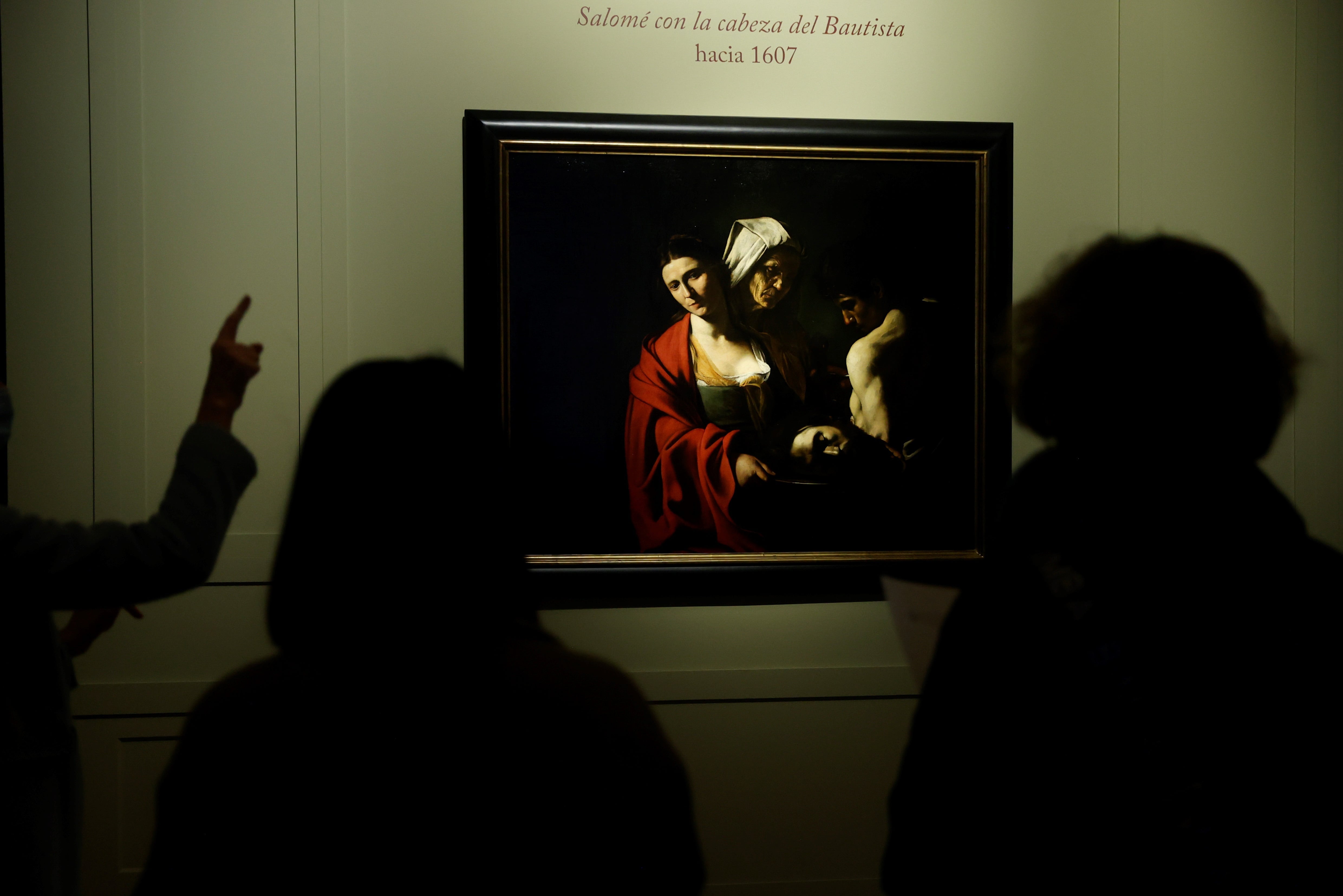 Presentación de la obra Salomé con la cabeza del Bautista, de Caravaggio, y el montaje expositivo que se ha realizado para la ocasión, en la Sala de Estucos del Palacio Real de Madrid este lunes. EFE/ Juan Carlos Hidalgo