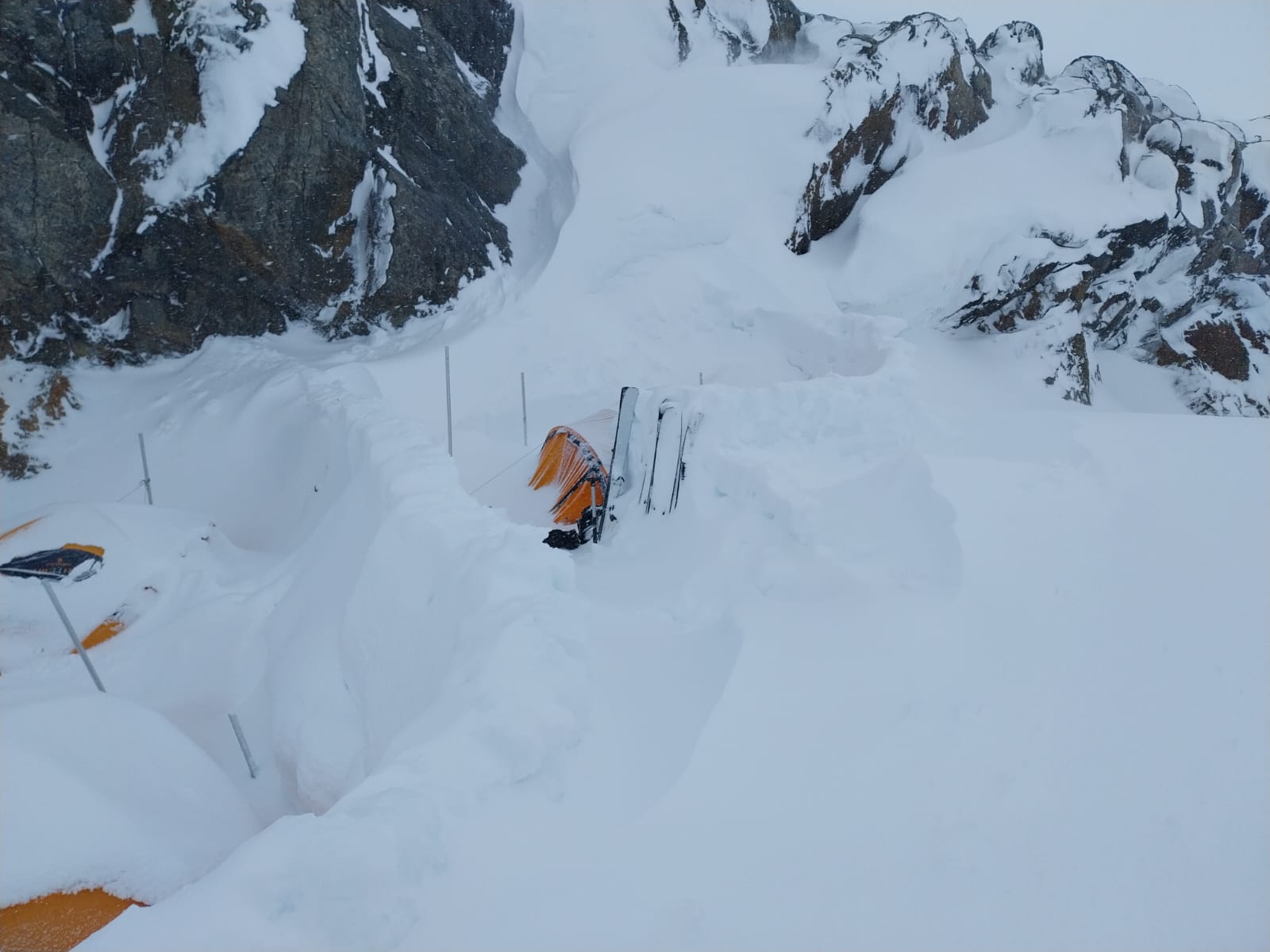 Las tiendas de los expedicionarios enterradas bajo la nieve en Chile