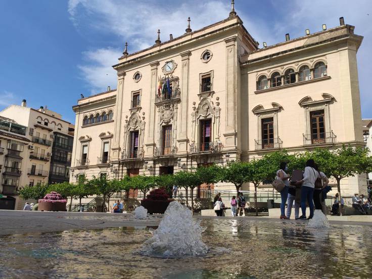 Plaza de Santa María con el Ayuntamiento de Jaén al fondo.