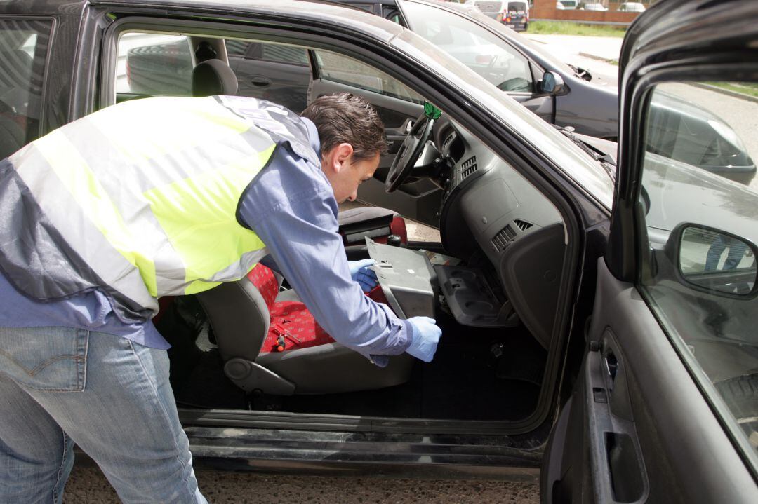 Guantera de un vehículo en el que se encontraba el material incautado por la Policía a cinco personas detenidas en el barrio de Las Viudas de Valladolid 	 
 