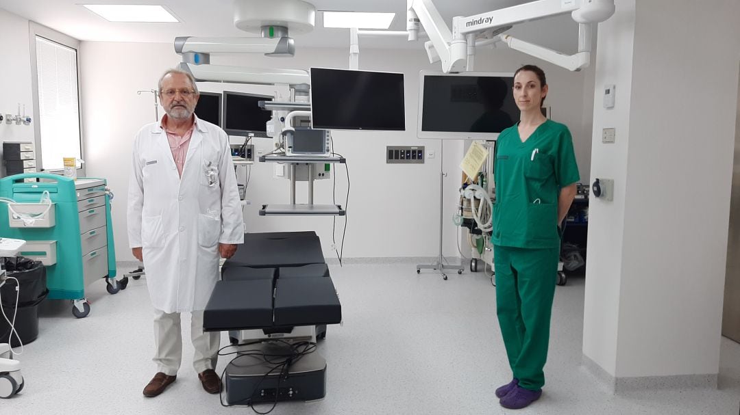 El jefe de Urología del Hospital General de Elche Ernesto Nova junto a una de las profesionales del servicio