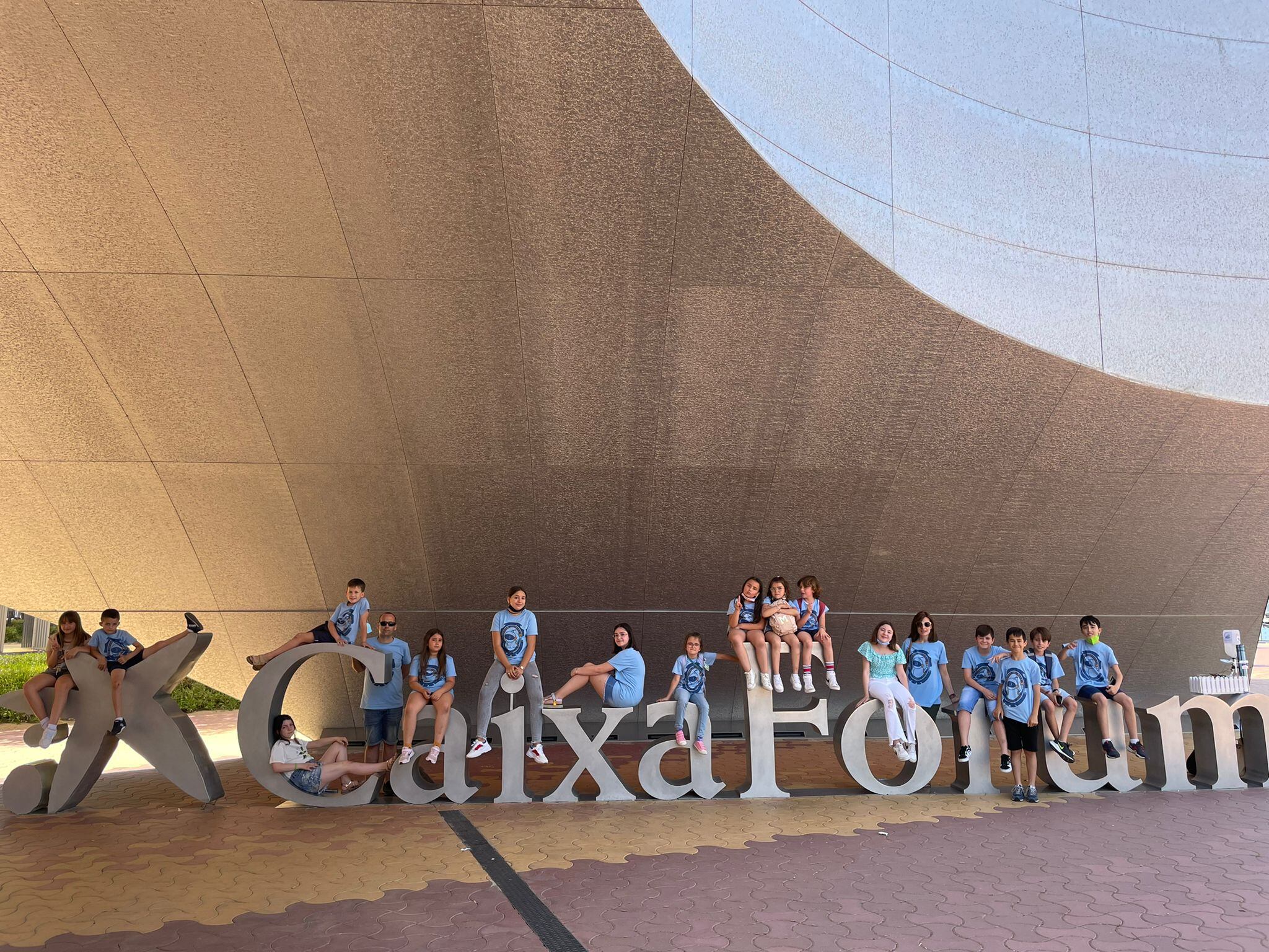 Alumnas y alumnos del CEIP General Fresneda en el edificio Caixaforum