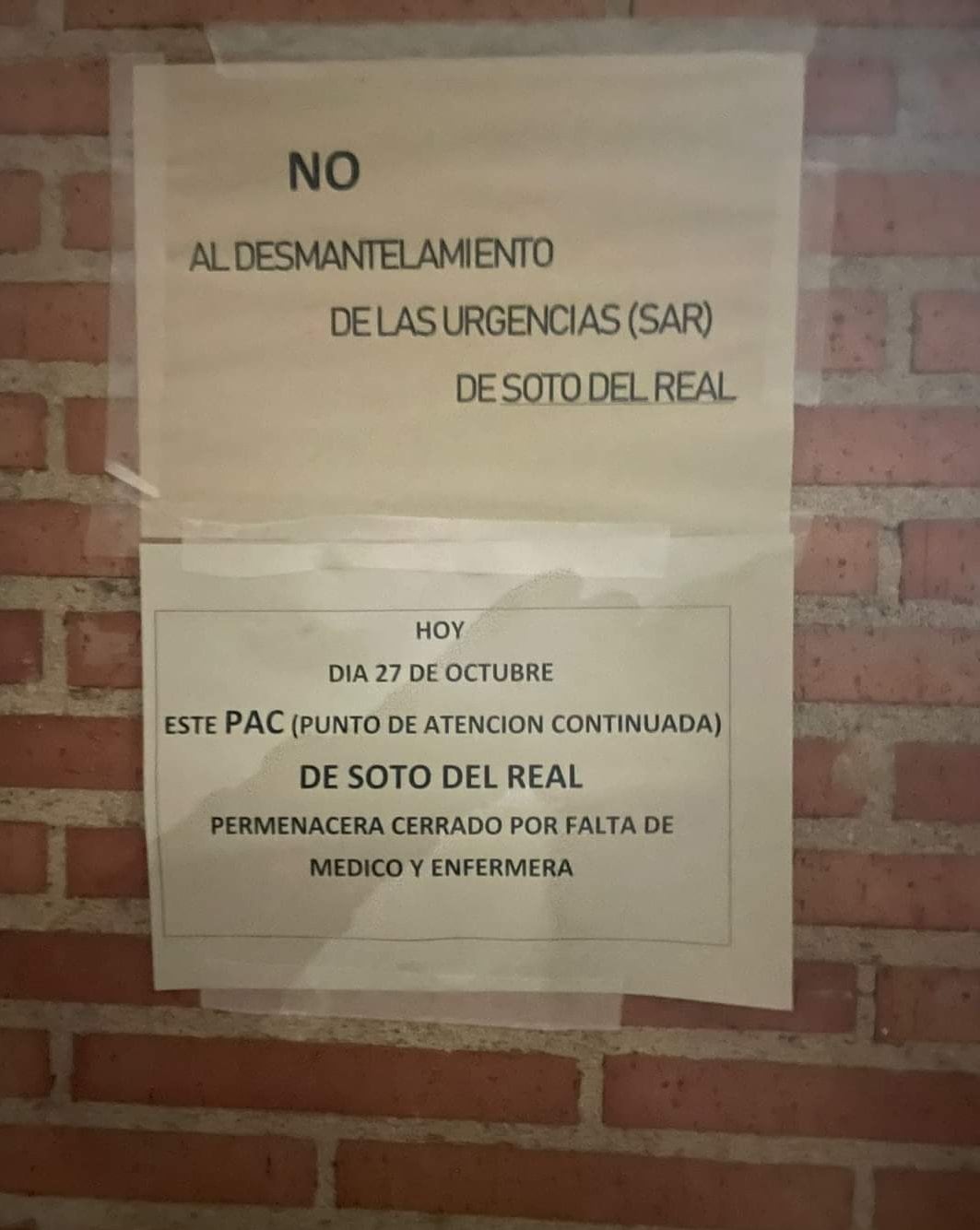 Cartel advirtiendo que no hay médico ni enfermera en el Punto de Atención Continuada del Centro de Salud de Soto del Real