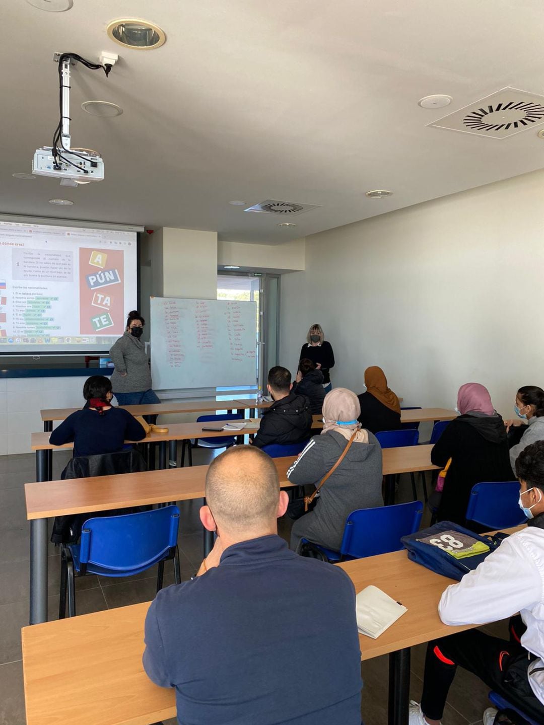 alumnos asistiendo a curso español