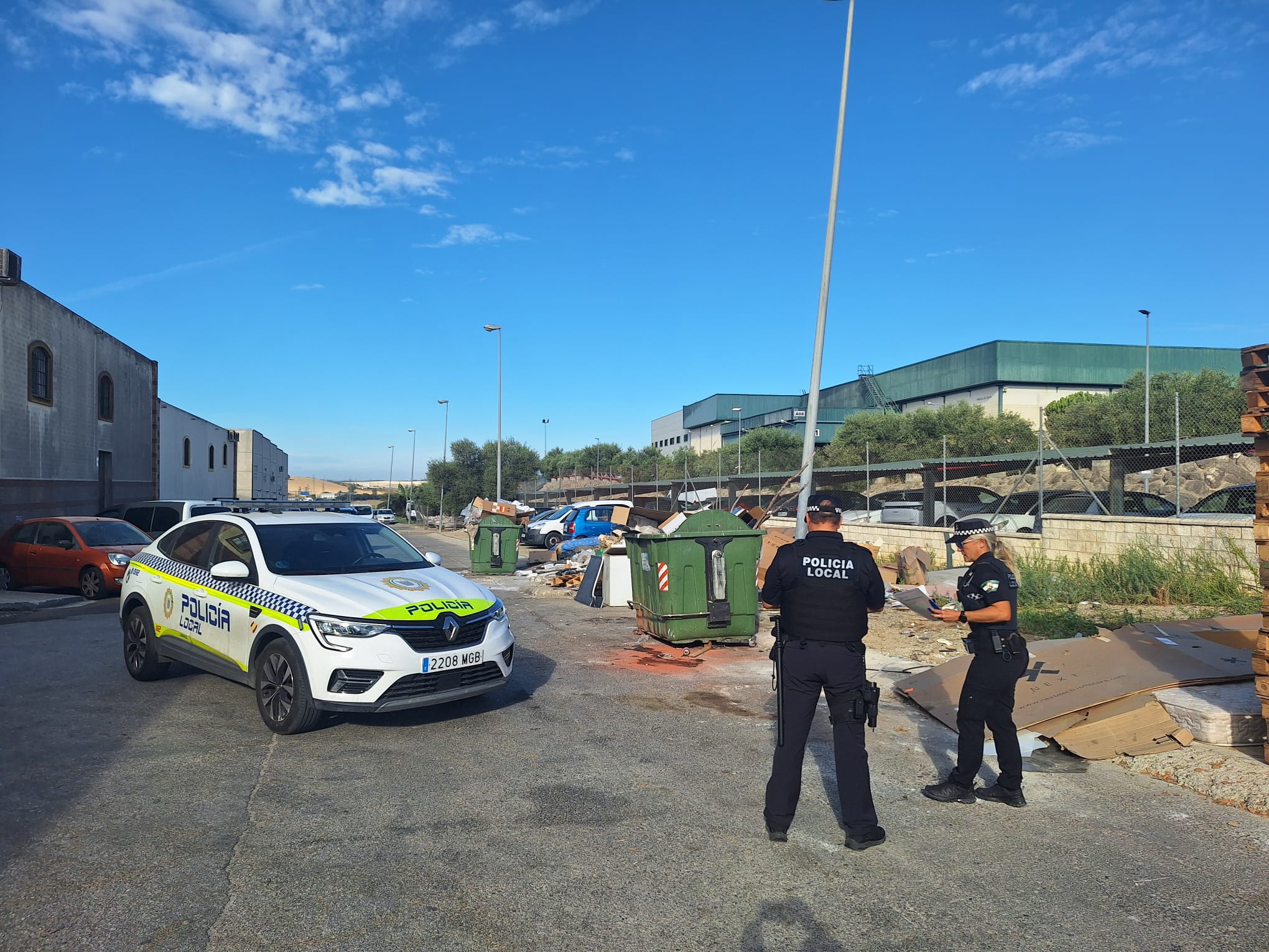 Agentes de la Policía Local de Jerez vigilando unos contenedores
