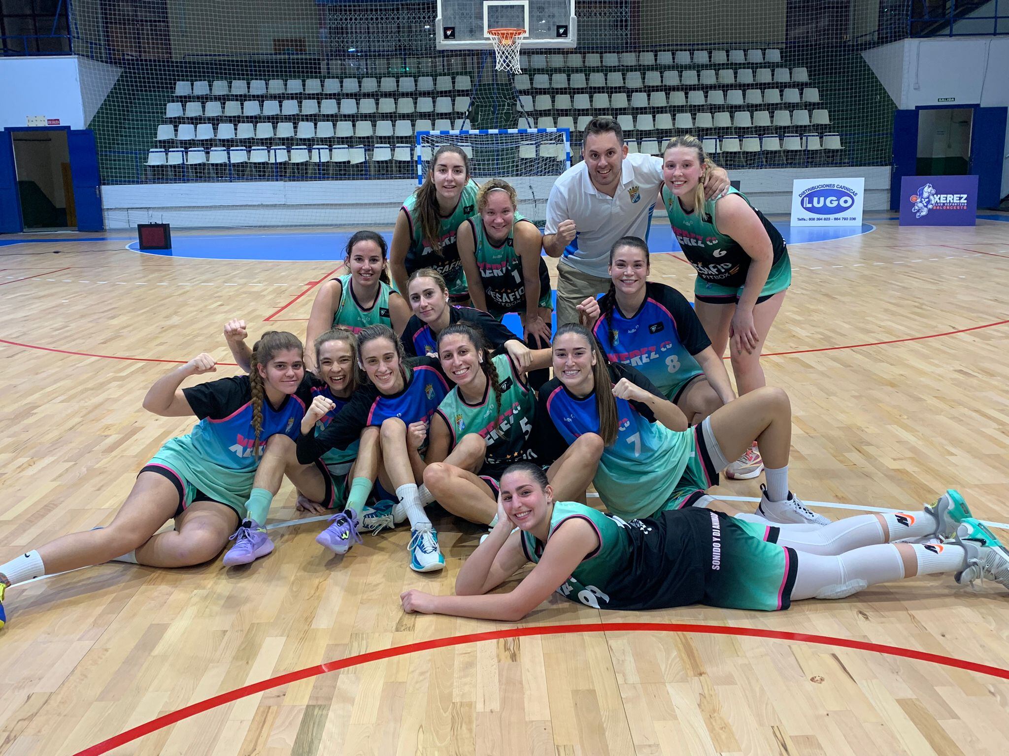 Jugadoras del Baloncesto XCD celebran la victoria en la cancha de juego