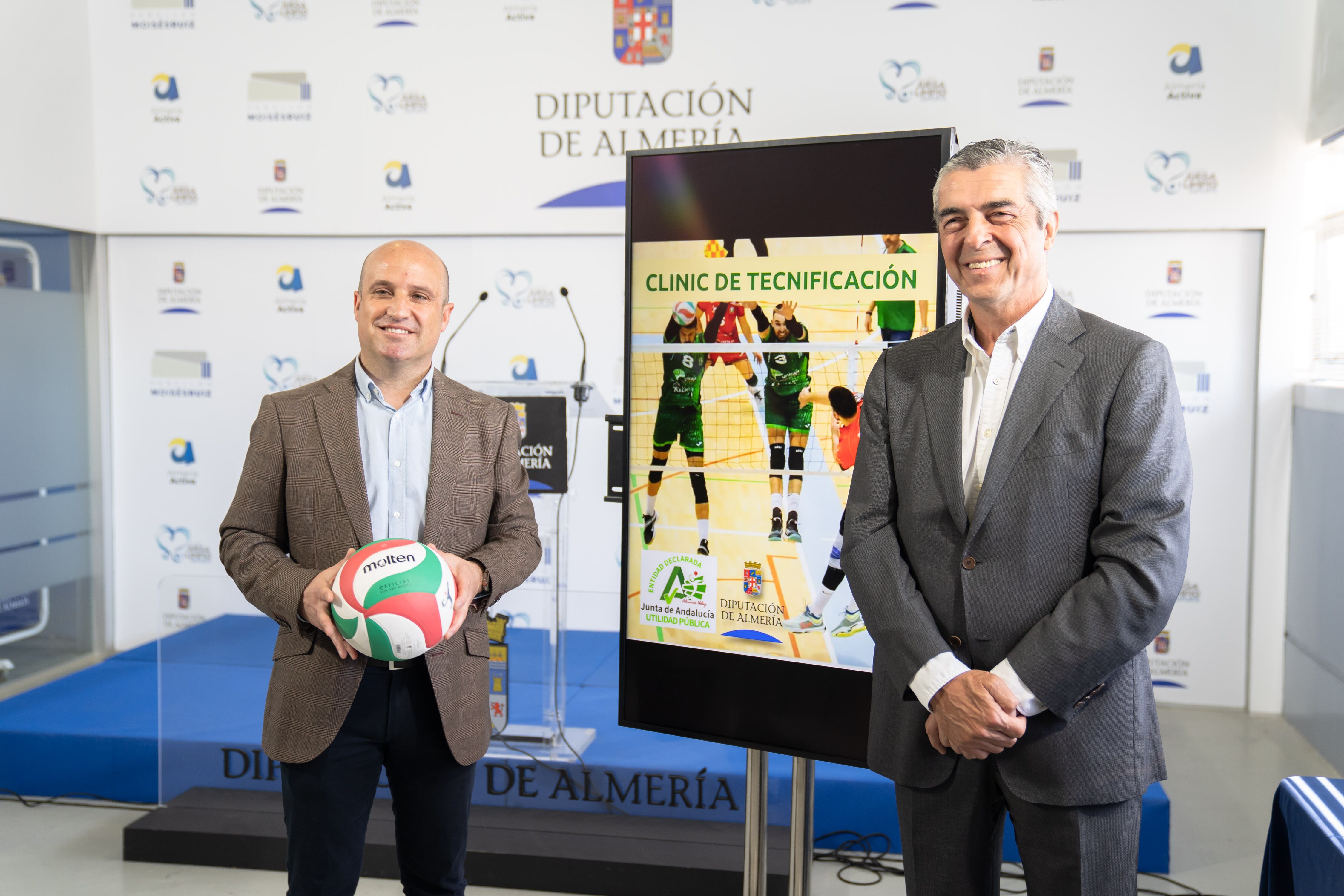 Diputación y Unicaja Costa de Almería acercan el voleibol profesional a monitores y entrenadores de la provincia.