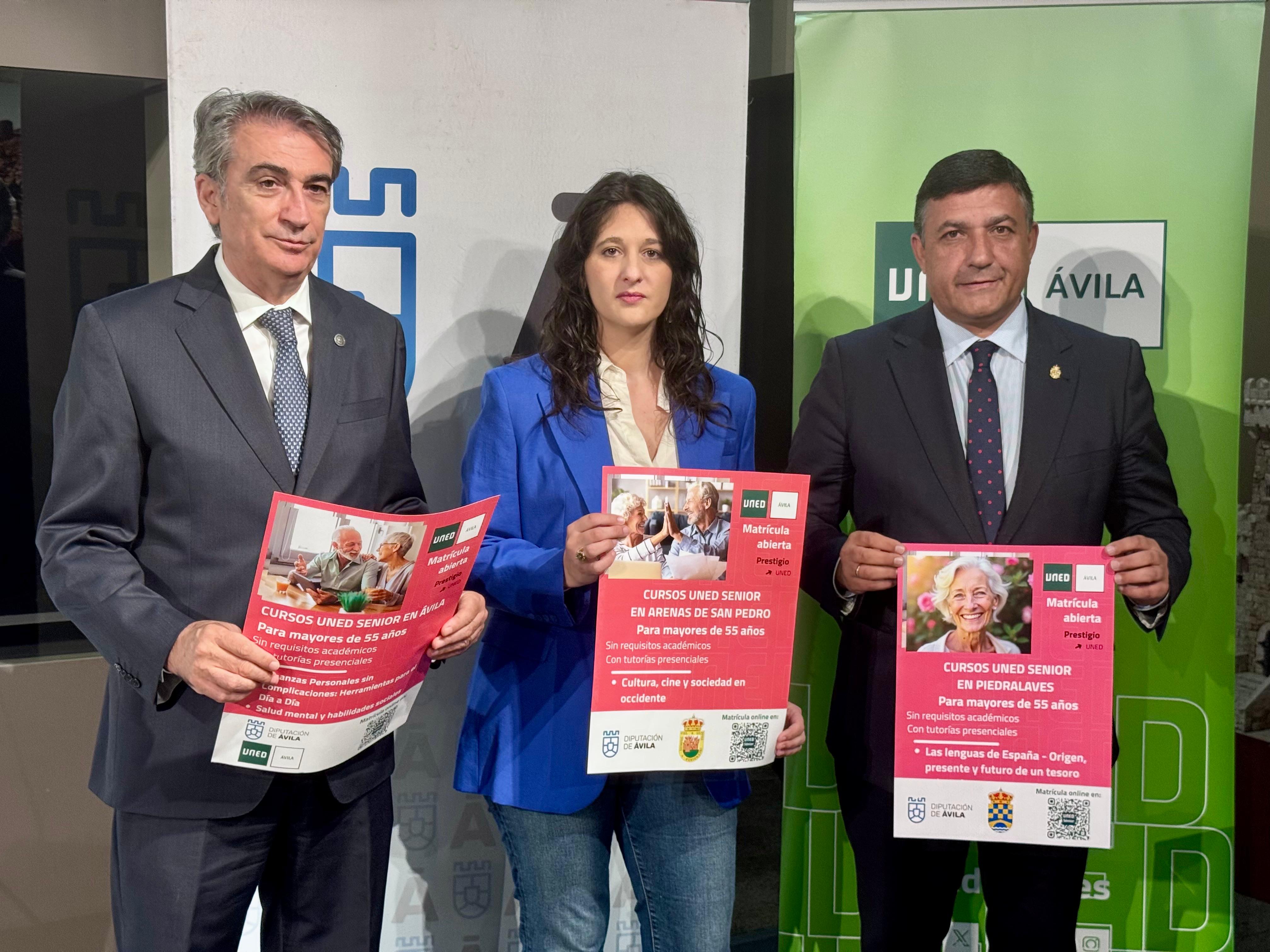 El presidente de la Diputación abulense, Carlos García, el director del Centro Asociado de la UNED en Ávila, Isidro Sepúlveda, y la vicerrectora adjunta de Formación Permanente de la UNED, Noelia Corral