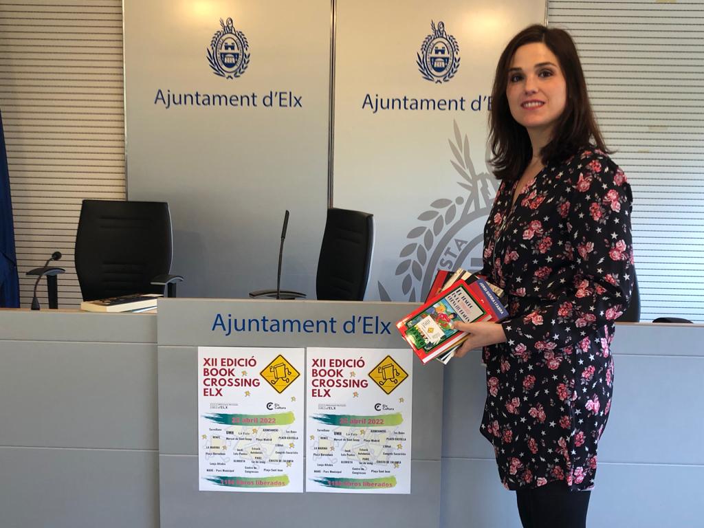 La concejala de Cultura, Marga Antón, presentando la XII edición de Bookcrossing Elx