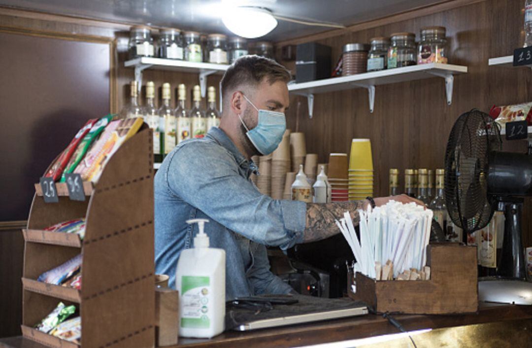 Un camarero prepara un café