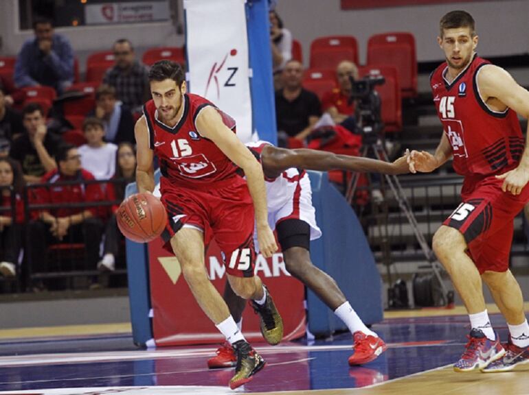 Joan Sastre inicia un contraataque en el último partido de la Eurocup jugado en el Príncipe Felipe