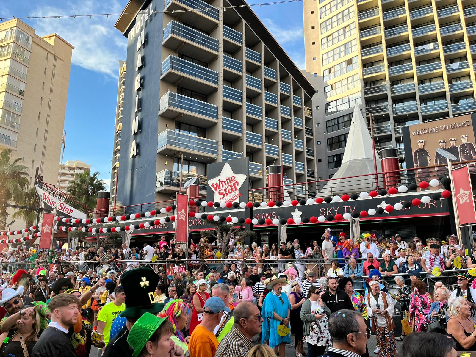 La &#039;Fancy Dress Party&#039; de Benidorm vuelve a congregar a decenas de miles de británicos disfrazados en las calles de Benidorm / J.G.