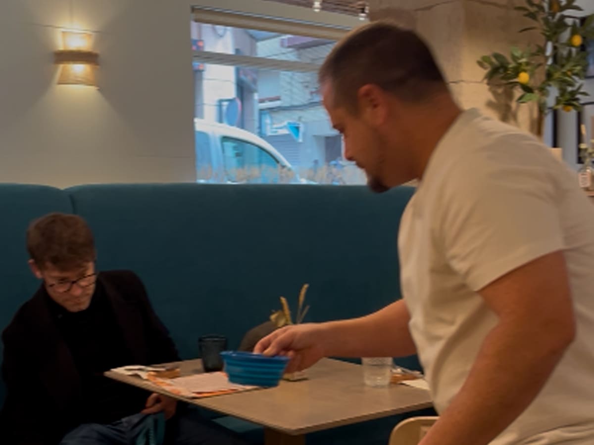 Alcoy facilita el acceso de mascotas a la hostelería con una guía de 22 restaurantes