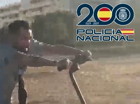 El individuo huyendo de uno de los asaltos