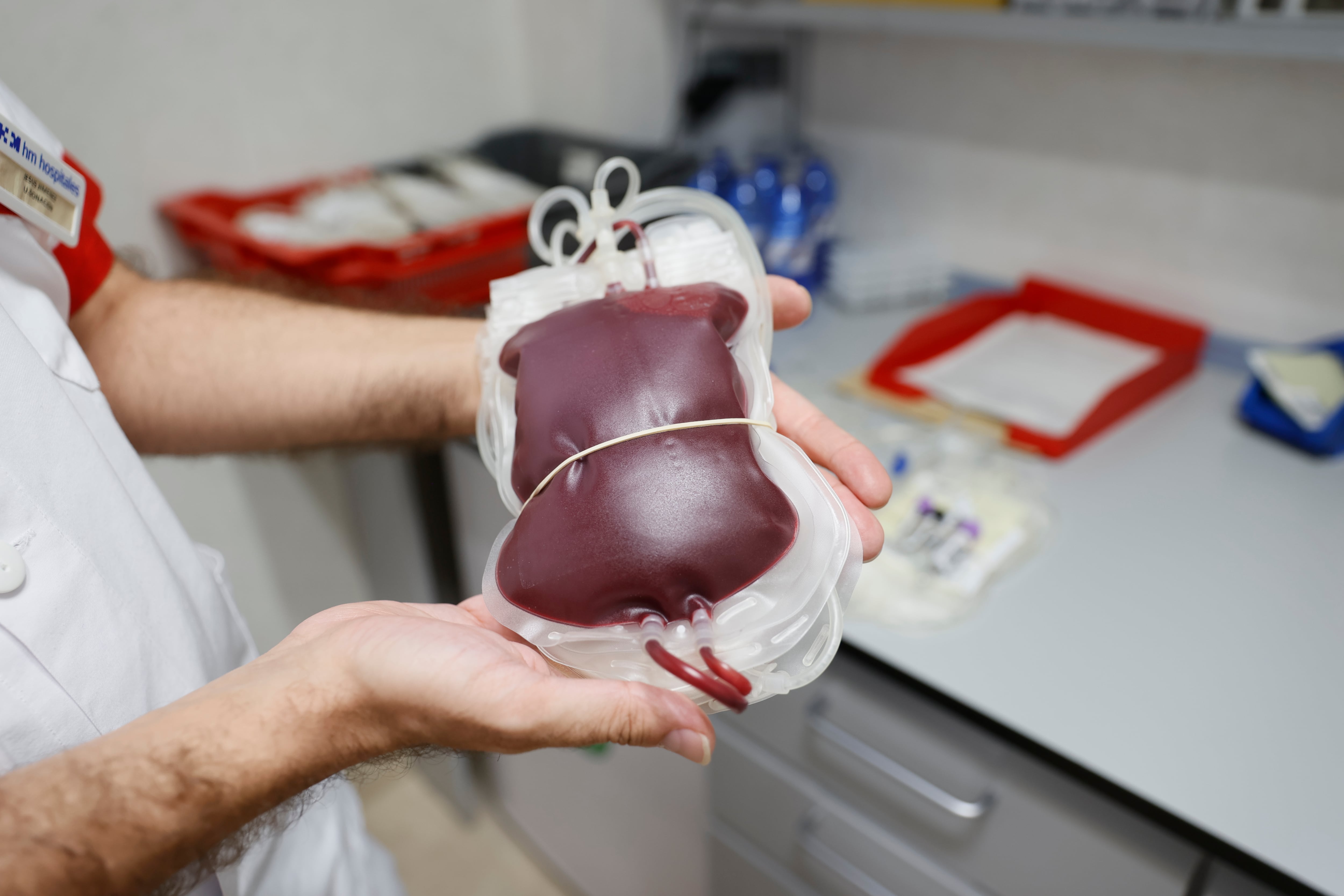 MADRID, 03/08/2023.-Vista de una bolsa de sangre en la unidad de donación del Hospital HM Sanchinarro este jueves. La ciudad de Madrid necesita 900 donaciones en total de todos los grupos sanguíneos diariamente.- EFE/ Mariscal
