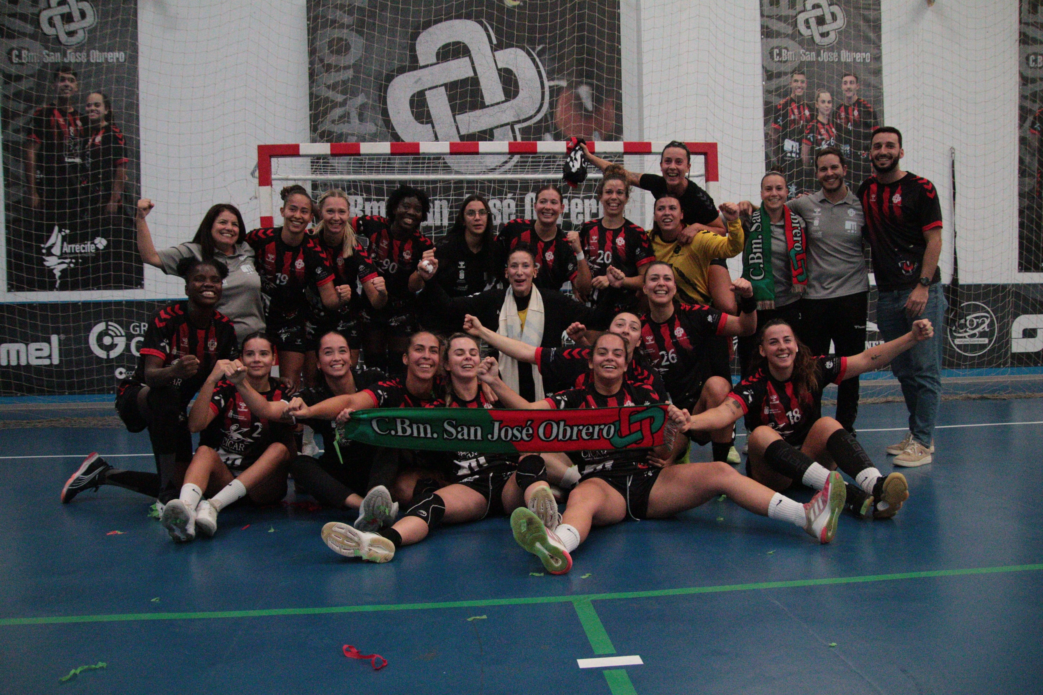 Jugadoras y técnicos del CICAR Lanzarote Ciudad de Arrecife celebrando el ascenso a la Liga Guerreras Iberdrola.